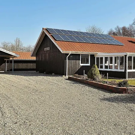 Three-bedroom Holiday In 44 * Oksbøl