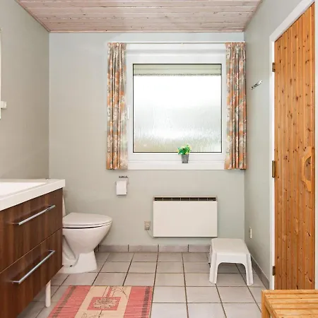 Three-bedroom Holiday In 44 *
